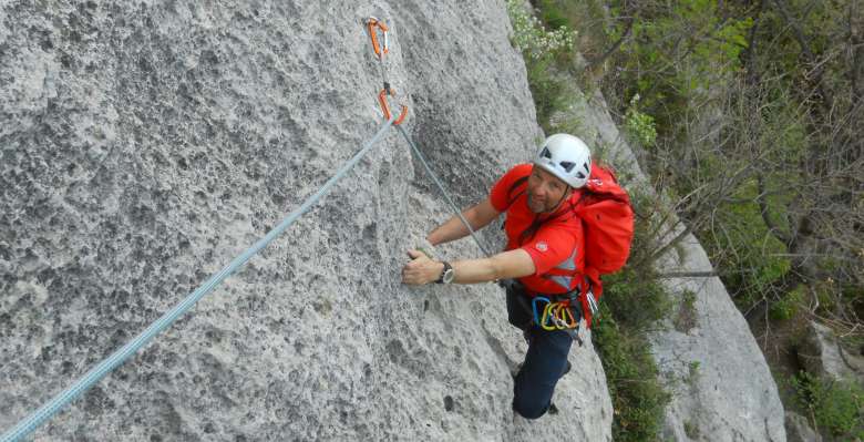 Arrampicare a Finale Ligure: sul primo tiro della via "Il vecchio" alla Rocca di Perti 