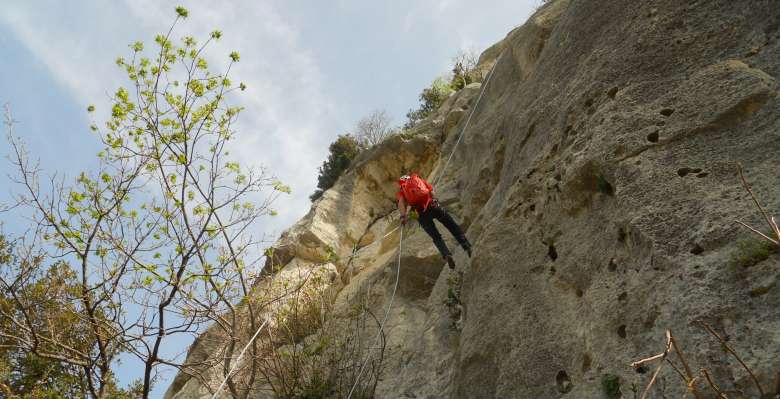 Arrampicare a Finale Ligure: discesa in doppia dalla Rocca di Perti 