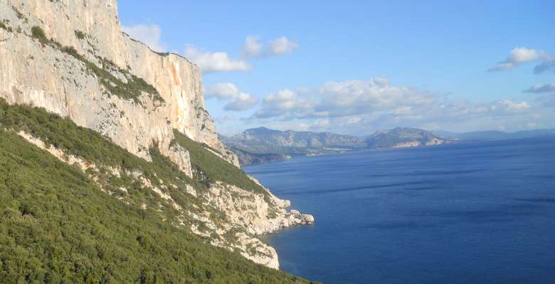 Arrampicare in Sardegna: connubio di roccia, mare e profumi mediterranei!!!