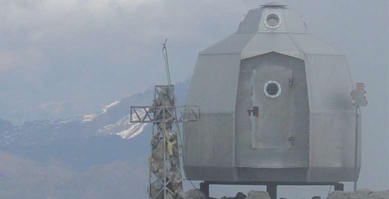 Il caratteristico bivacco posto sulla cima della Grignetta.