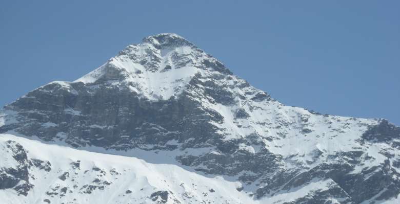 L'elegante profilo del Pizzo Scalino 3.323m.