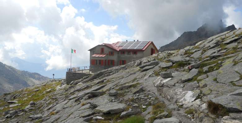 Il rifugio Ponti, base di partenza per la salita al Monte Disgrazia