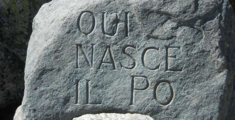 la pietra scolpita che indica le sorgenti del Po, incontrate poco dopo la partenza del Tour del Monviso