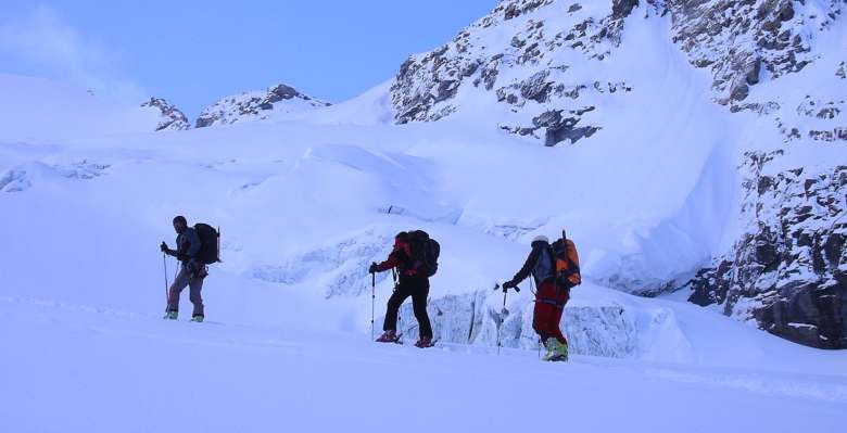 verso la "schiena d'asino", lungo la salita con gli sci al Gran Paradiso